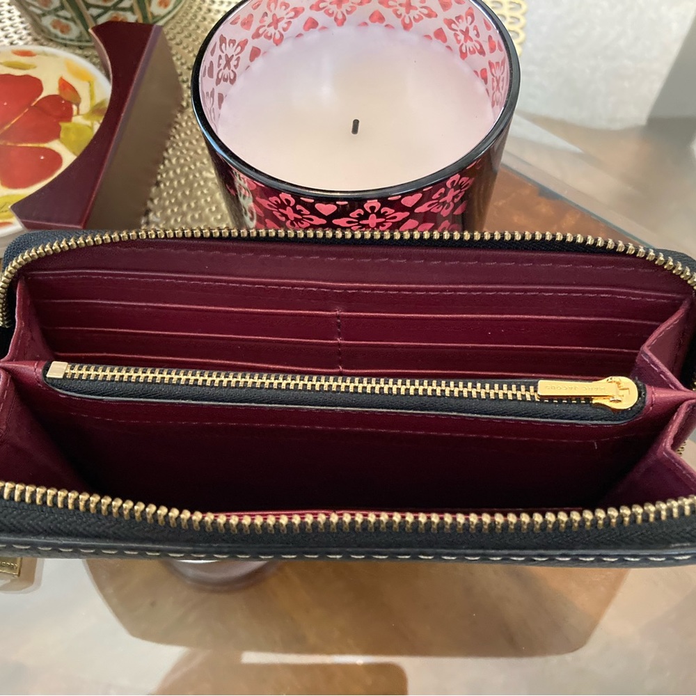 Pre-Loved Marc Jacobs Black Pebbled Leather Zip Around Wallet - Picture 4 of 5